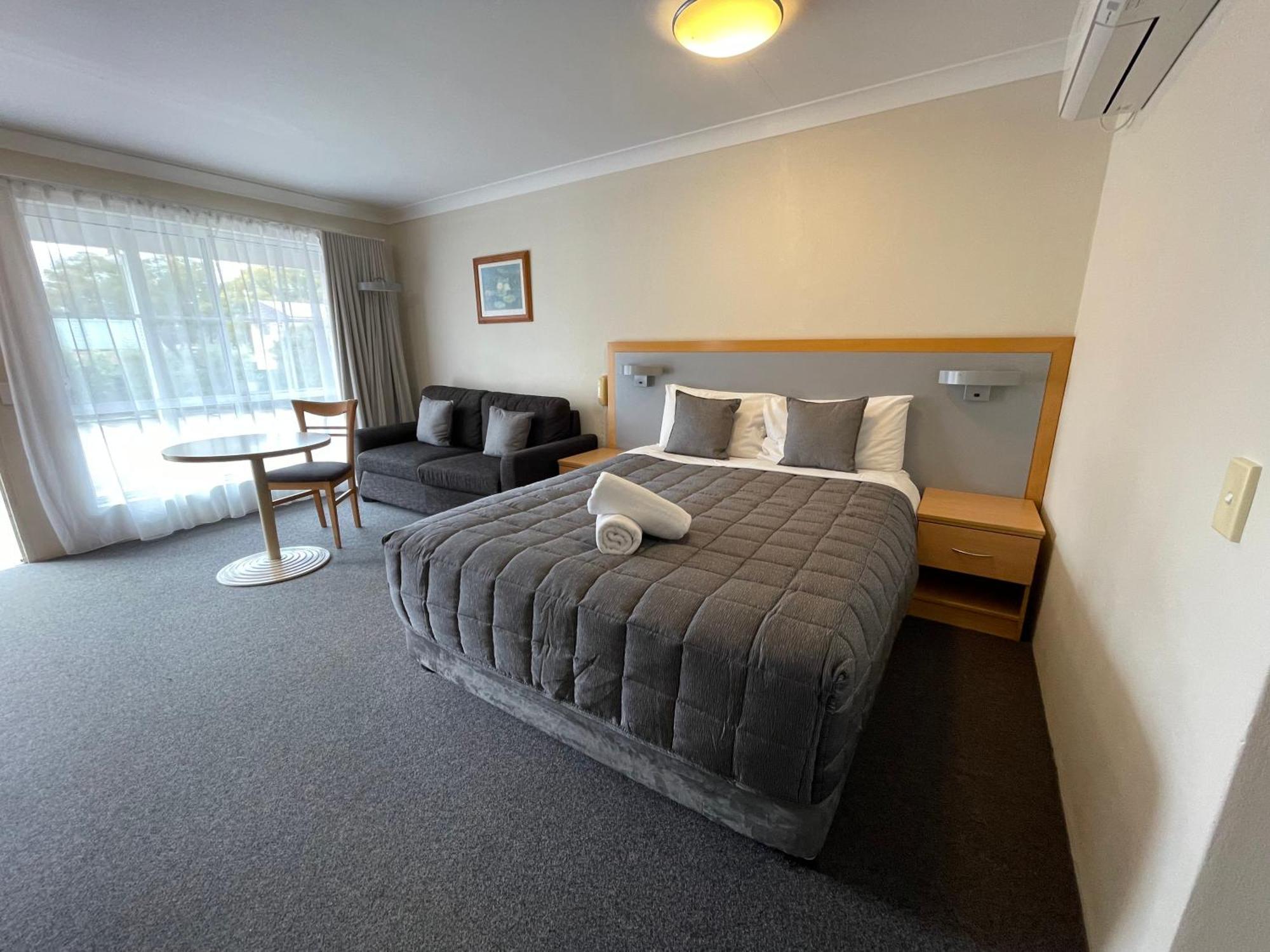 George Bass Motor Inn Наура Екстериор снимка