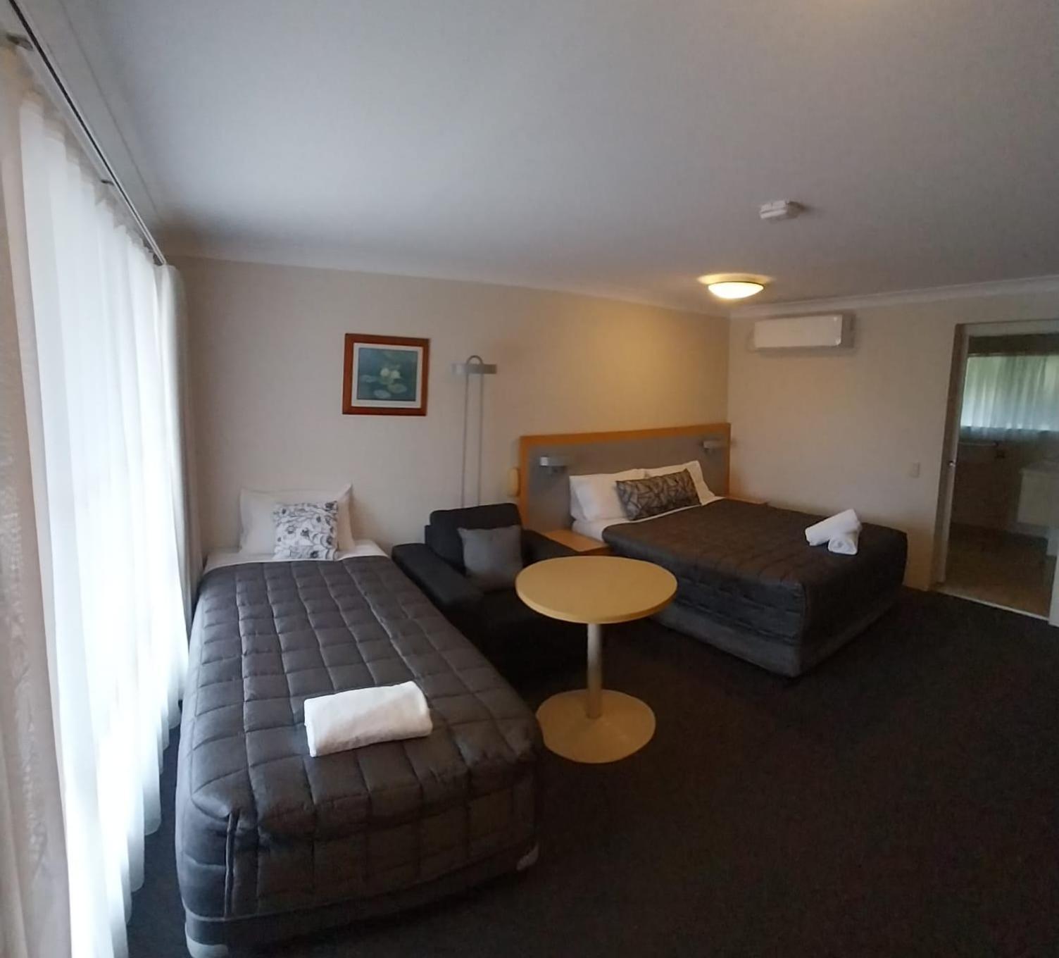 George Bass Motor Inn Наура Екстериор снимка
