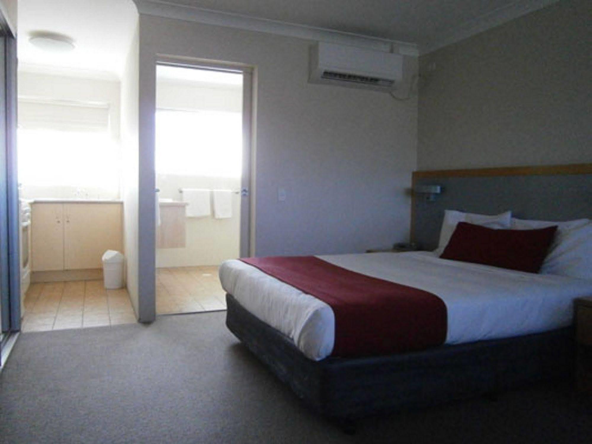 George Bass Motor Inn Наура Екстериор снимка